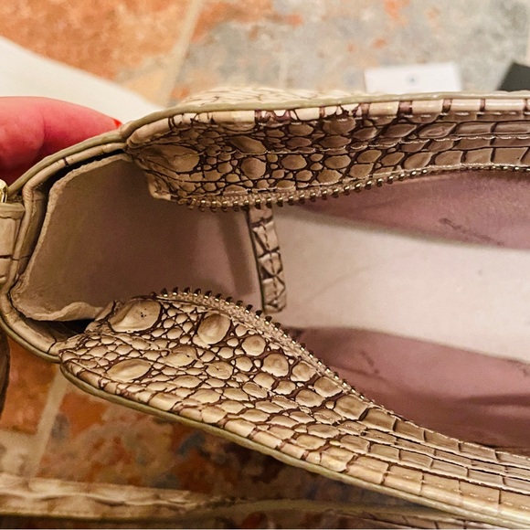 🐩Wonderful Brahmin Carrie Sand Dune Melbourne Croc Embossed Leather Crossbody! - Picture 8 of 16